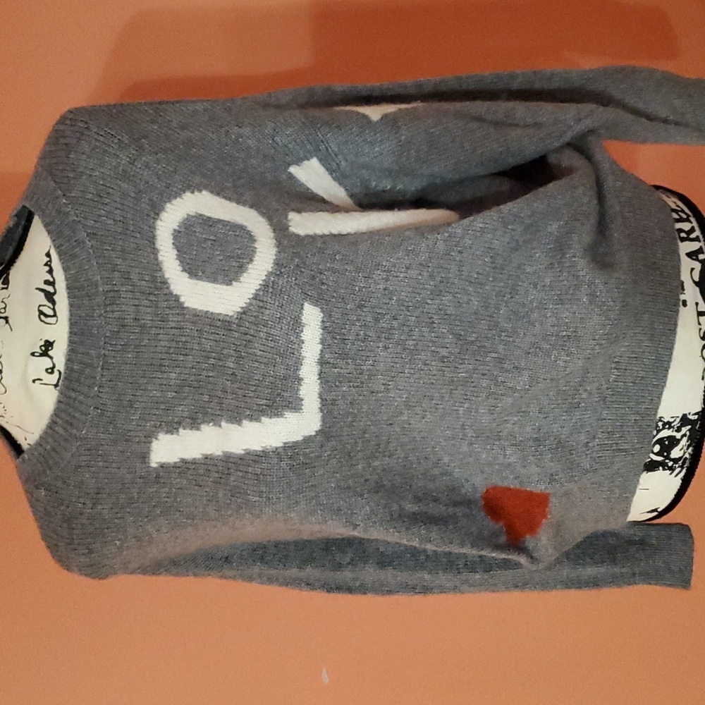 Beautiful grey sweater,  excellent condition. Never worn. Size M, by Lou & Grey